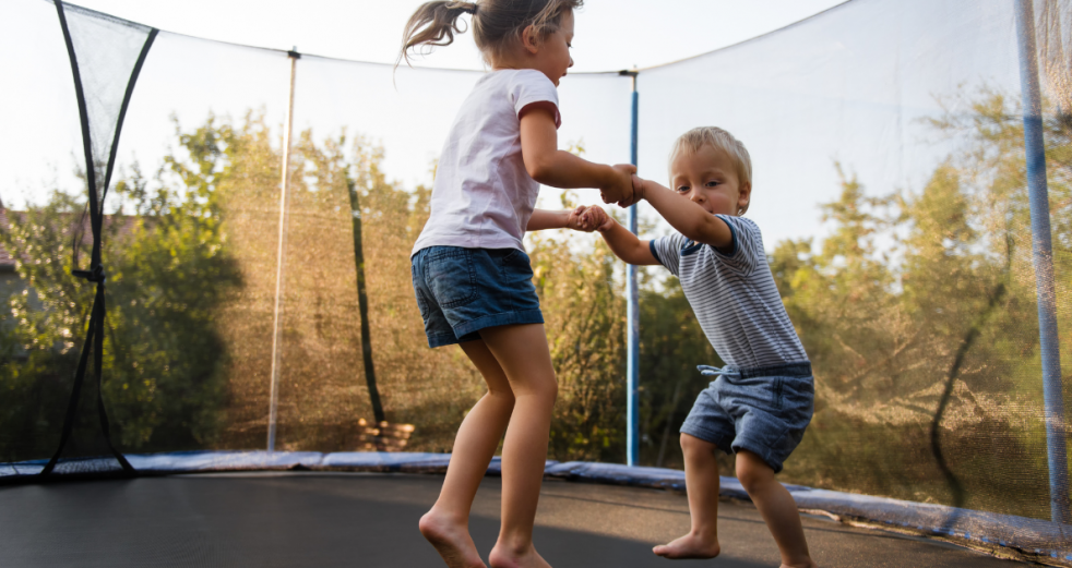 Na trampolíně by vždy měla skákat jen jedna osoba, ideálně starší šesti let.